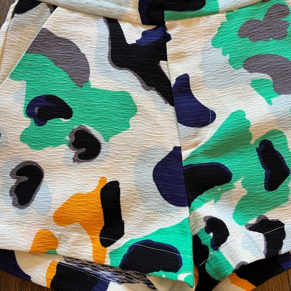 Shorts - Picture 3 of 8